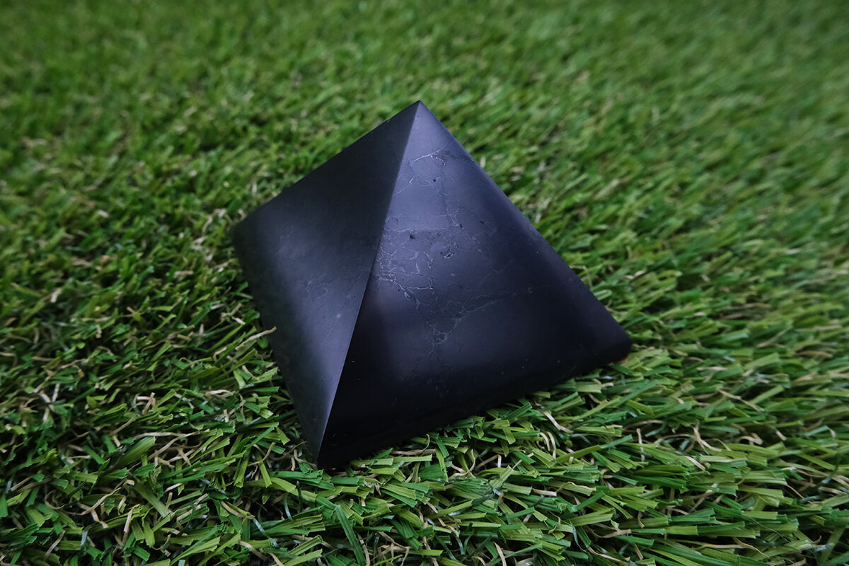 Šungit - pyramida 6cm