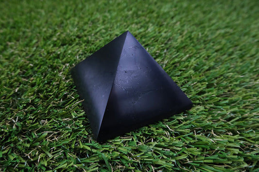 Šungit - pyramida 6cm