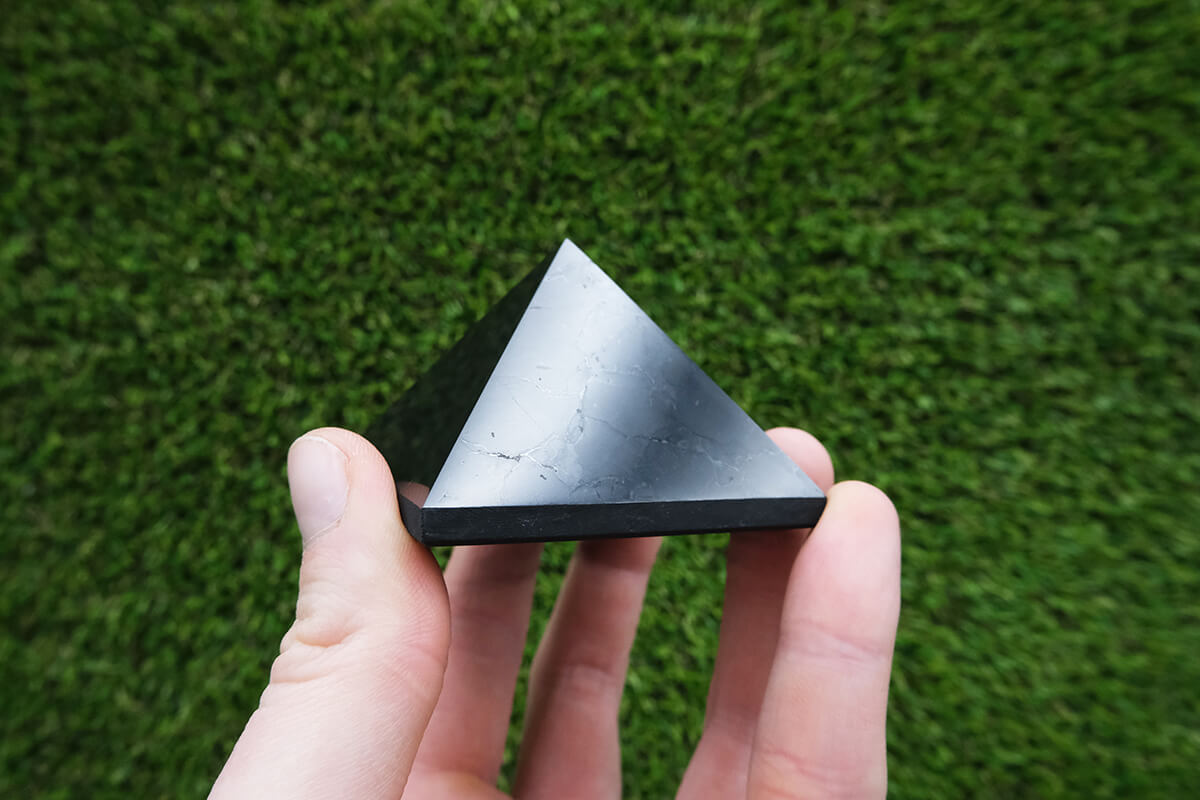Šungit - pyramida 6cm