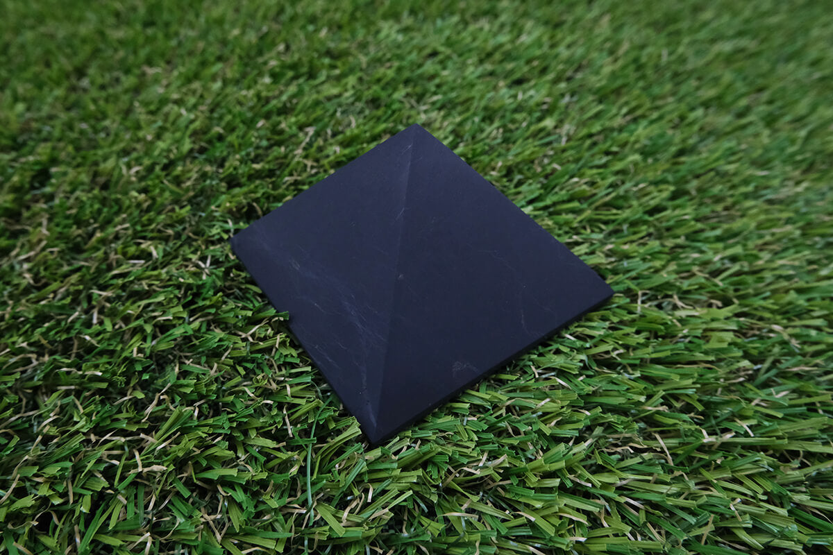 Šungit - pyramida 6cm