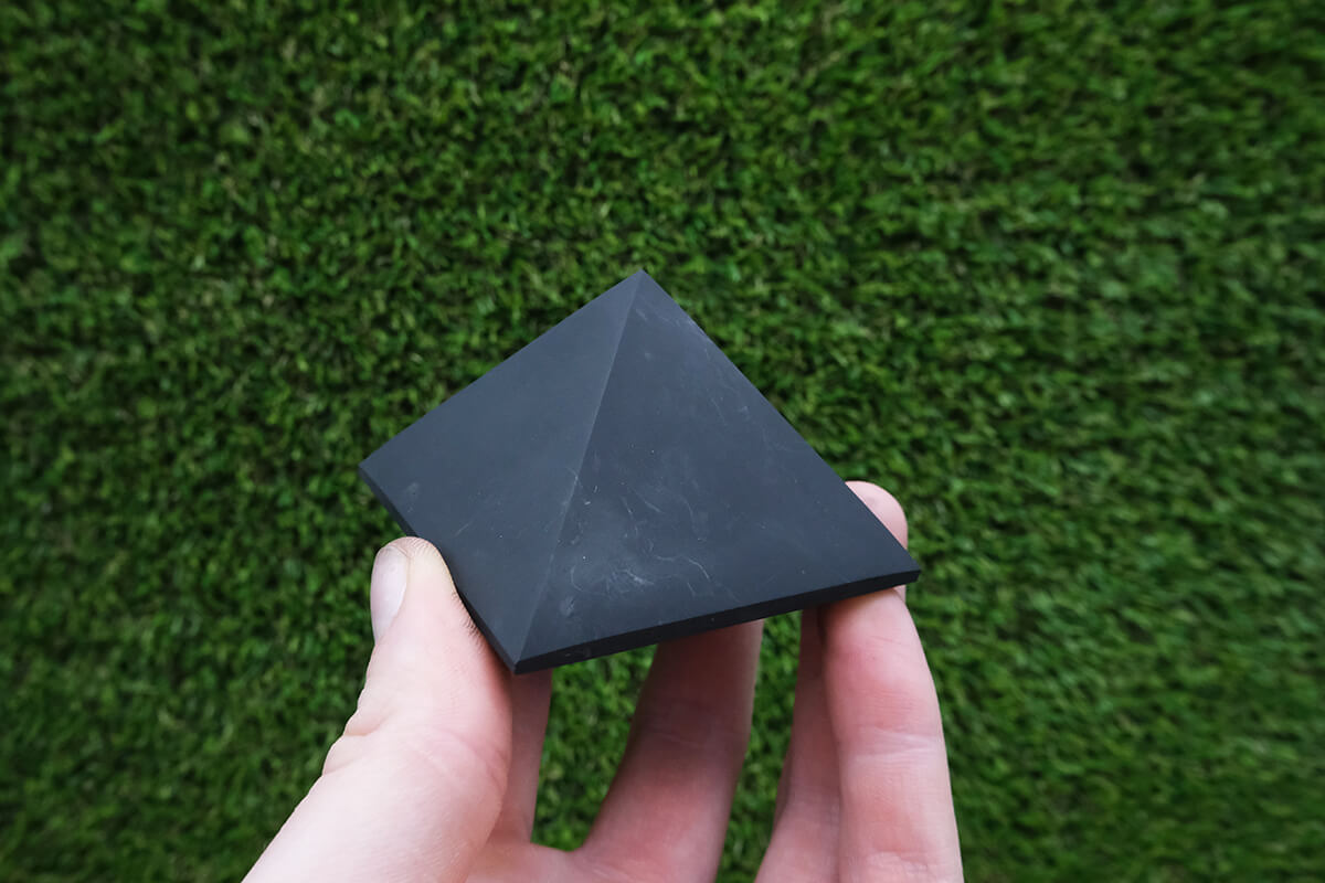 Šungit - pyramida 6cm