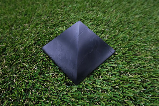 Šungit - pyramida 7cm