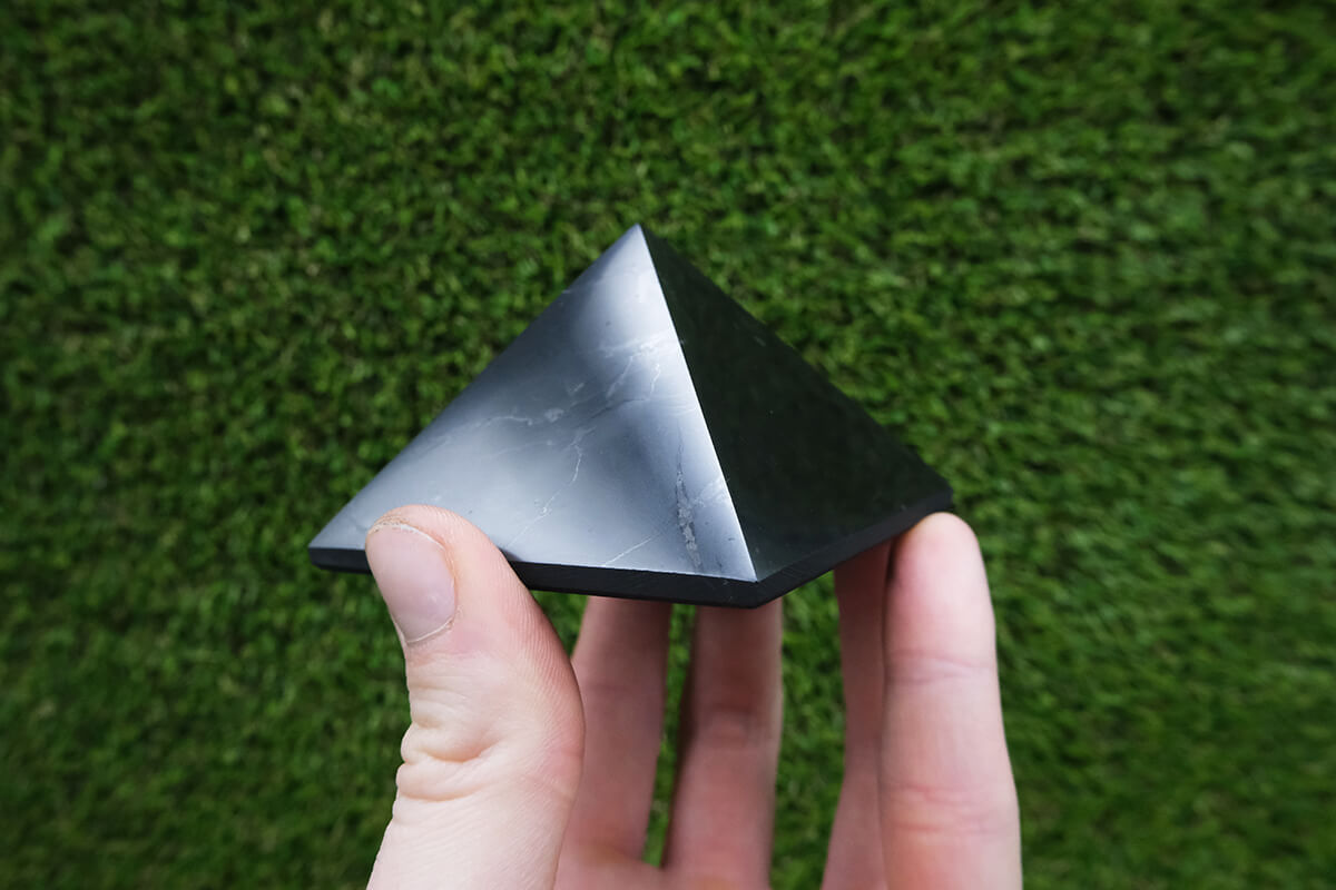 Šungit - pyramida 7cm