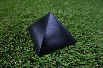 Šungit - pyramida 6cm